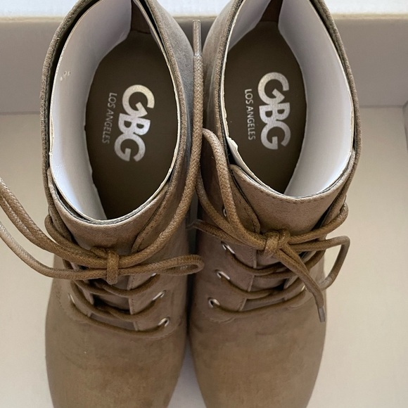 GBG Los Angeles Taupe Oxford Wedge Booties – Size 5M, 1” Platform, NIB - Picture 4 of 8